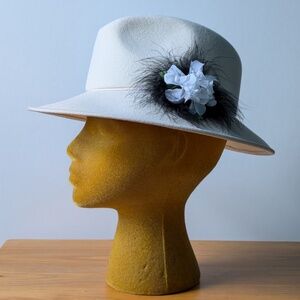White fedora hat with feather, size OS
